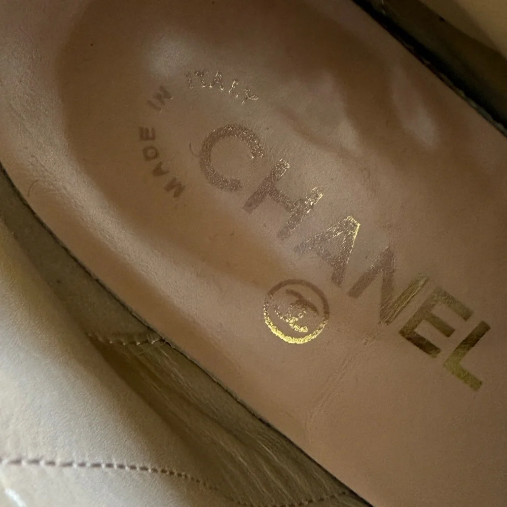 CHANEL fold-over flat ankle boots in lambskin leather - Picture 8 of 10